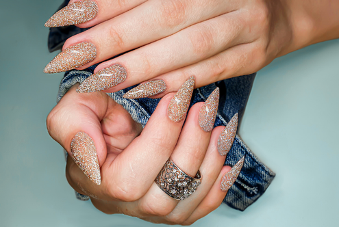 Unhas douradas